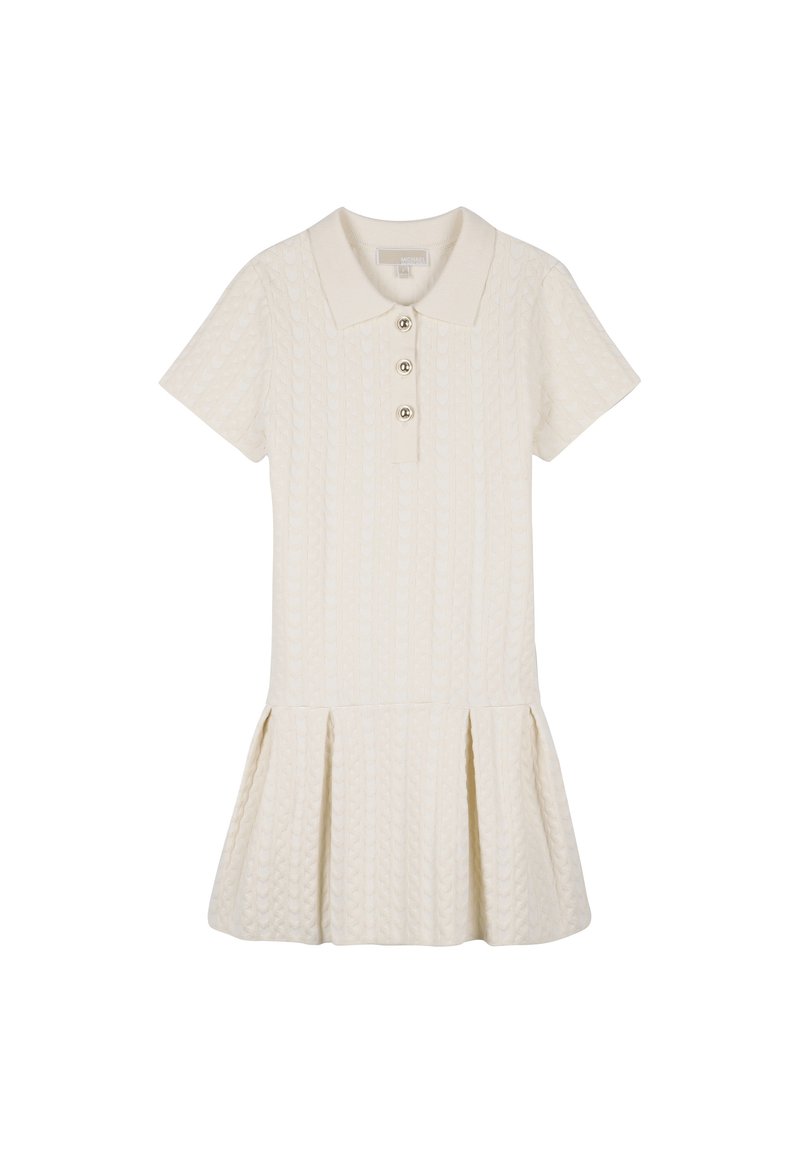Kremfarvet polo-kjole med korte ærmer, kabelstrikket mønster og en udvidet nederdel. Den har tre knapper ved kraven.