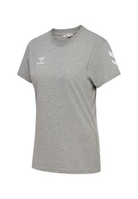 Grå kortærmet t-shirt lavet af blødt stof. Har en rund halsudskæring og hvidt logo på brystet med hvide chevron-detaljer på ærmet.