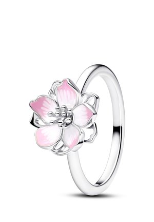 Silberner Ring mit einer fünfblättrigen Blume aus pinkem und weißem Emaille sowie silbernen Staubblatt-Details auf einem polierten Ringband.