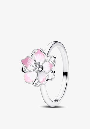 Anello d'argento con un fiore smaltato a cinque petali rosa e bianchi e dettagli in argento sugli stami, su una fede lucida.