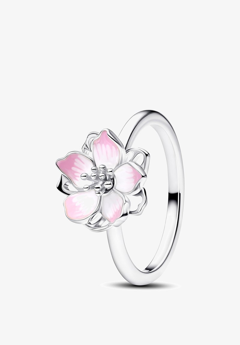 Bague en argent avec une fleur à cinq pétales en émail rose et blanc et des détails d'étamines en argent sur une bande polie.