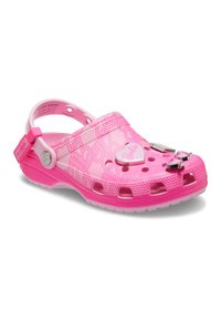 Crocs rosa con cuori e charm, realizzati in materiale leggero, dotati di fori di ventilazione, una fascia e motivi testurizzati.