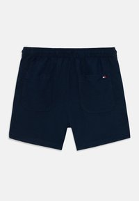 Marina blå shorts med elastisk midja, två bakfickor och sömsdetaljer. Tillverkade av mjukt, andningsbart material.