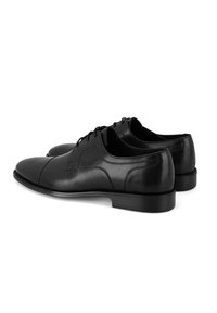 Zwarte leren dresschoenen met een gladde afwerking, ronde neus en subtiele stikdetails; vetersluiting en een lage rubberen zool.