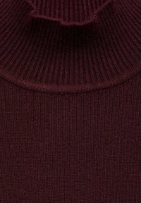 Pull en maille bordeaux avec une texture côtelée et un col montant, présentant un matériau doux et extensible avec un motif uniforme.