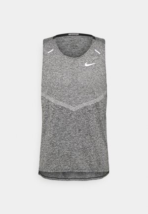 Ärmelloses graues Nike Laufshirt für Herren mit weißem Swoosh-Logo und reflektierenden Details an den Schultern, atmungsaktiver Stoff.