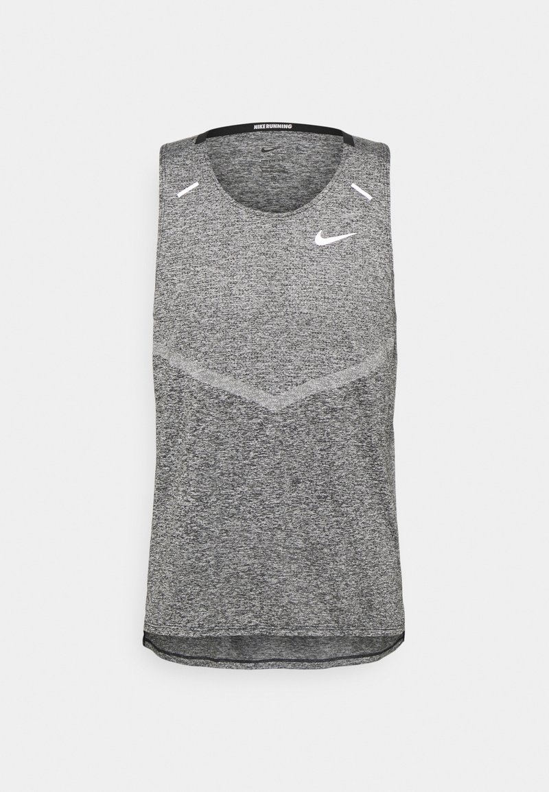 Débardeur de course gris sans manches pour homme Nike avec logo Swoosh blanc et détails réfléchissants aux épaules, tissu respirant.