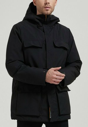 Veste à capuche noire avec deux poches poitrine, une fermeture éclair à l'avant et des poignets ajustables. Présente une finition texturée et une coupe décontractée.