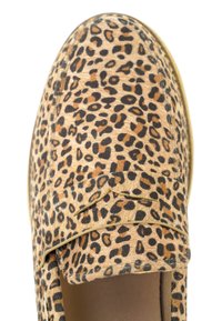 Luipaardprint instap schoen met een textiele bovenkant, met een lichtbruine basis en zwart-bruin vlekken, verfraaid met een gladde beige zool.