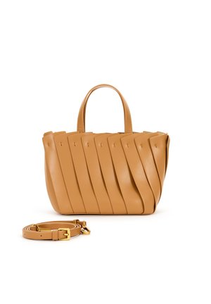 Handtasche aus braunem Leder mit einem plissierten Design, ausgestattet mit zwei kurzen Griffen und einem abnehmbaren Schulterriemen. Glatte Textur und minimale Akzente.