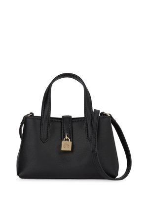 Melna ādas rokassoma ar diviem augšējiem rokturiem, zelta slēdzene un regulējams plecu siksna uz balta fona.