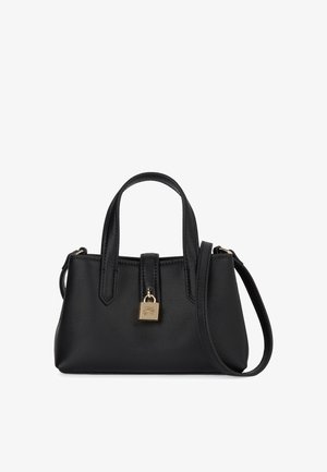 Bolsa de couro preto com duas alças superiores, detalhe de fecho em ouro e uma alça de ombro ajustável sobre um fundo branco.