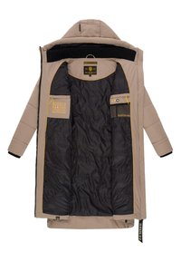 Chaqueta puffer beige con un exterior acolchado, interior negro y detalles amarillos. Incluye múltiples bolsillos interiores y una capucha.