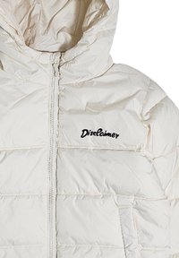 Giacca a vento bianca con cappuccio, dotata di zip frontale, design a righe orizzontali imbottito e logo nero "Disclaimer" sul lato sinistro del petto.