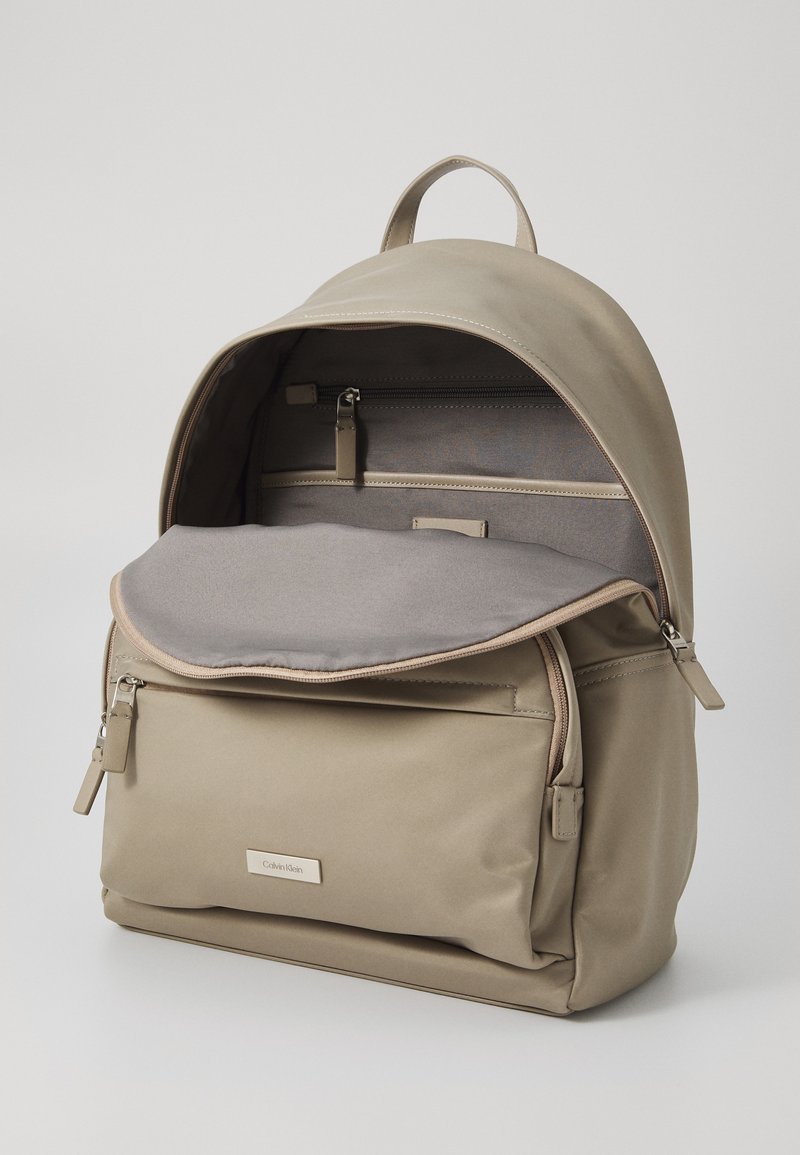 airplane travel backpacks Backpack for Women Airline Approved Carry on Backpack for Airplanes Mochila De Viaje Personal Item Travel Bag Spirit Airlines Personal Item Bag 18x14x8 Backpack for Traveling on Colorful Bozo Fish Sculpture Smoky Joe Model:21AN702SPL The dimensions of this