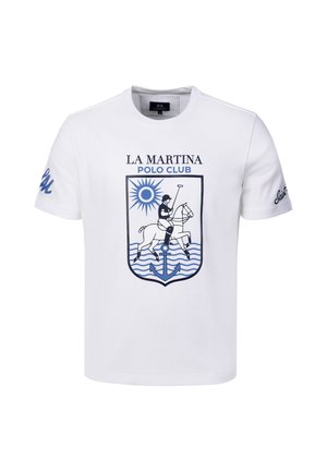 Hvid T-shirt med teksten "LA MARTINA POLO CLUB" og grafik af en polospiller på en hest over bølger og et anker, sol i øverste venstre hjørne.