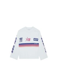Camiseta de manga larga blanca con estampados gráficos en rosa, azul y rojo, con un patrón de rayas horizontales y acentos de logo en las mangas.