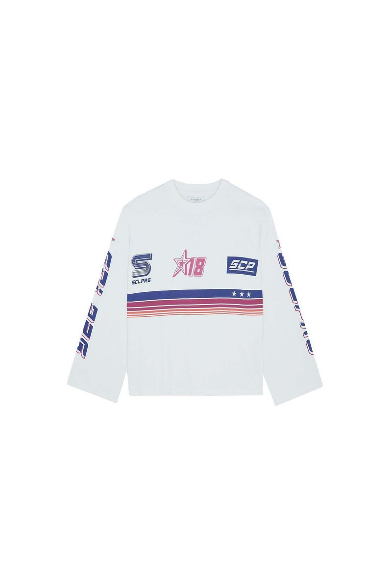 Camiseta de manga larga blanca con estampados gráficos en rosa, azul y rojo, con un patrón de rayas horizontales y acentos de logo en las mangas.