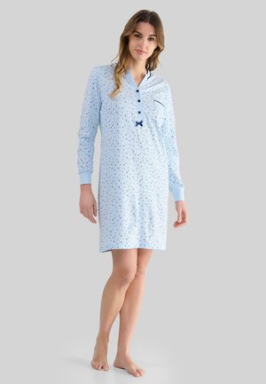 Camisón azul claro con mangas largas, pequeño patrón floral, tapeta de botones y un bolsillo frontal con un adorno de lazo. Tejido suave y ligero.