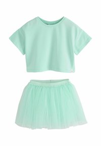 Conjunto de dos piezas color verde menta que incluye una blusa de algodón de manga corta y una falda con capas de tul y cintura elástica, ambos en color a juego.