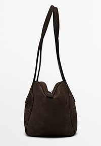 Braune Wildleder-Handtasche mit einer einzigartigen, runden Form, ausgestattet mit glatten Leder-Trageriemen und schwarzem Besatz entlang der Kanten. Reißverschluss oben.