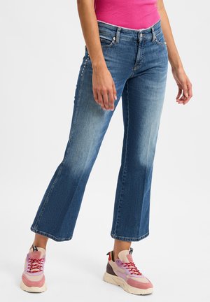 Cambio FRANCESCA - Flared Jeans - medium stone