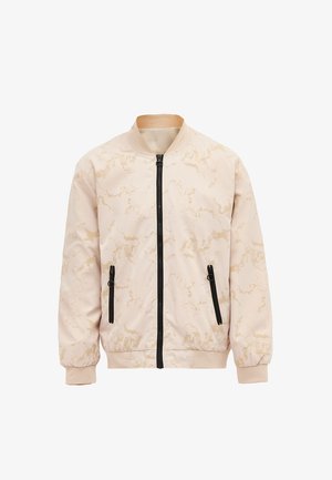 Hellbeige Bomberjacke mit einem Marmor-Muster, schwarzem Reißverschluss und Akzenttaschen, geripptem Kragen und Bündchen. Glatte Textur.