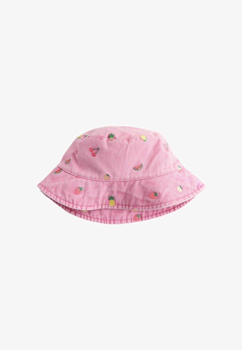 Cappello a secchiello rosa con piccoli motivi di frutta ricamata tra cui ciliegie, fragole, ananas e fette di anguria.