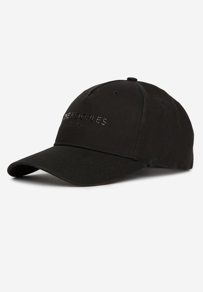 Casquette de baseball noire en tissu lisse, arborant un design de logo en relief à l'avant et une visière incurvée, avec une couronne structurée.
