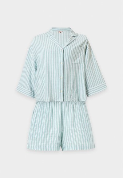 Chemise à manches courtes rayée verticalement bleu clair et blanc, boutonnée avec col, et shorts assortis à taille élastique.