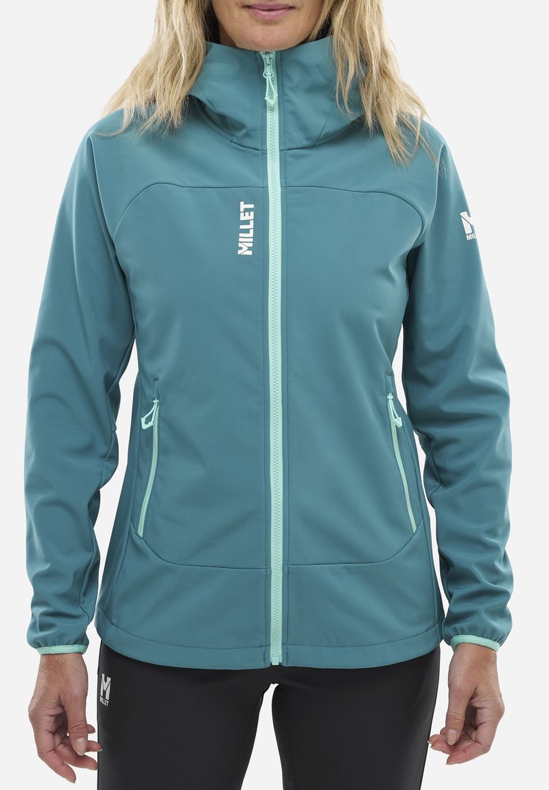 Türkise Softshell-Jacke mit hohem Kragen, durchgehendem Reißverschluss und kontrastierenden hellblauen Akzenten. Verfügt über zwei Seiten Taschen und ein Logo auf der Brust.