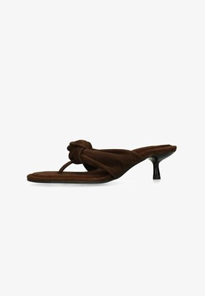Bruine suède sandalette met hak, vierkante neus, teenbandje, geknoopt detail bovenop en lage zwarte stilettohak, zijaanzicht.