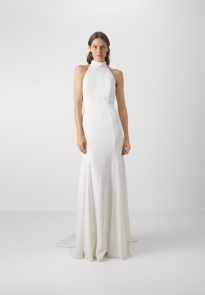 Witte satijnen halter-nekgown met een aansluitende lijfje en uitlopende rok. Gladde textuur en minimalistisch ontwerp, vloerlange met een lichte sleep.