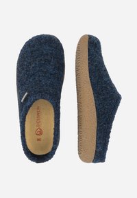 Pantofole in lana blu navy con una parte superiore morbida e testurizzata e suola in gomma beige, dotate di punta arrotondata e tagli laterali per una facile calzata.