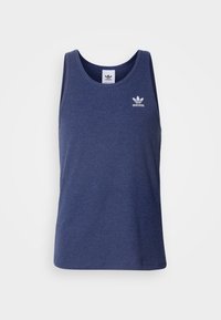 Camiseta sin mangas de color azul marino, confeccionada en tela acanalada, con un cuello redondo y el logo blanco de Adidas en la parte superior izquierda del pecho.