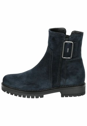 Bottine en suede bleu marine avec un bout arrondi, une fermeture éclair sur le côté et une boucle en métal décorative. Semelle robuste avec des motifs de crampons prononcés.