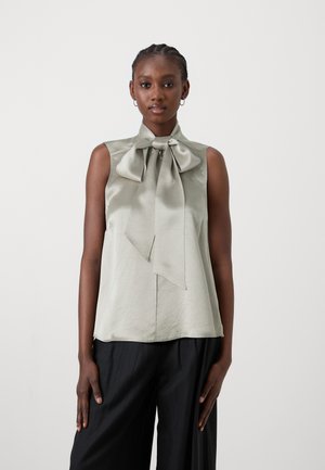 Blusa senza maniche verde chiaro con un ampio colletto a fiocco e una vestibilità rilassata. Tessuto liscio, leggermente lucido con una texture sottile.