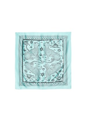 Sciarpa quadrata azzurro chiaro con quattro leopardi contornati in nero in pose speculari, circondati da motivi floreali e a esplosione stellare.