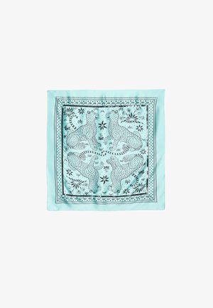 Sciarpa quadrata azzurro chiaro con quattro leopardi contornati in nero in pose speculari, circondati da motivi floreali e a esplosione stellare.