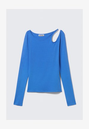 Μπλούζα μακρυμάνικη σε μπλε χρώμα από απαλό ύφασμα, με μοναδική κοπή στον ώμο και στρογγυλή λαιμόκοψη. Καθαρός σχεδιασμός, μινιμαλιστικό στυλ.