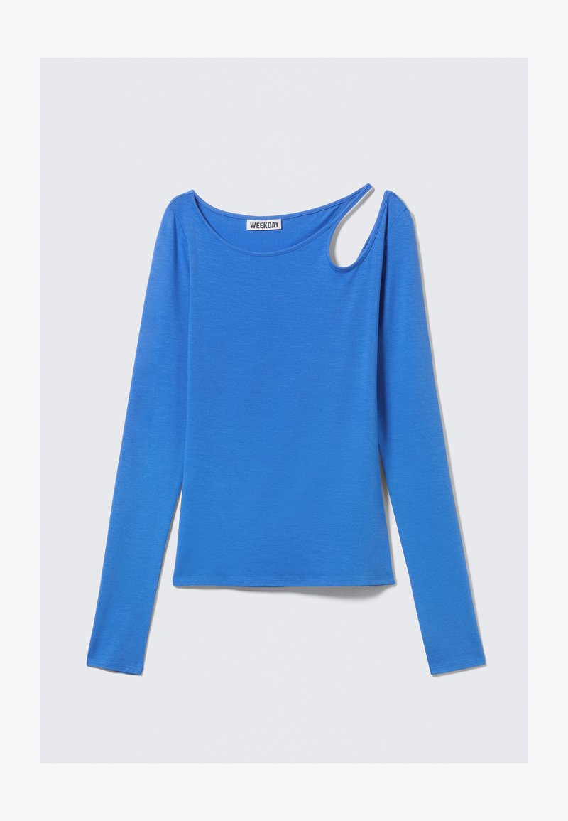 Blauwe top met lange mouwen van zacht materiaal, met een uniek open detail op de schouder en een ronde halslijn. Eenvoudig ontwerp, minimalistische stijl.