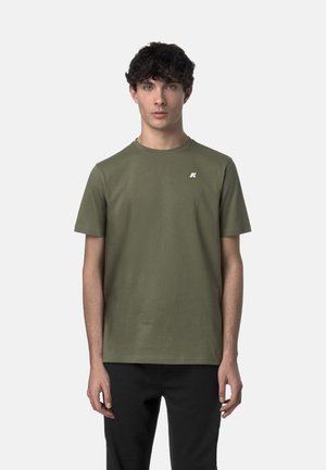 T-shirt in cotone verde oliva con colletto rotondo, maniche corte e un piccolo logo bianco sul lato sinistro del petto. Tessuto morbido e vestibilità casual.