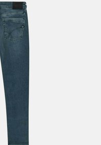 Jeans in denim blu scuro con vestibilità slim, design a cinque tasche e etichetta in tessuto nero in vita. Presentano una leggera scoloritura e dettagli di cucitura.