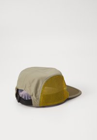 Kappe med krone av khaki-stoff, gule nett-sider, flat skygge og justerbar svart stropp bak for tilpasning av størrelse.