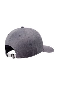Gorra de béisbol de tela gris con visera curva, correa ajustable en la parte trasera y orificios de ventilación en la parte superior. Textura suave.