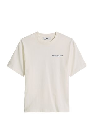 T-shirt bianco sporco a maniche corte con girocollo e piccolo testo blu "Marc O’Polo Denim" sul lato sinistro del petto.