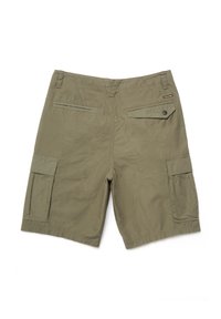 Shorts cargo vert olive avec deux poches latérales à rabat, deux poches arrière et une petite étiquette de logo sur la poche arrière droite.