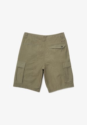 Olivengrønne cargoshorts med to sidelommer med klap, to baglommer og en lille logoetiket på den højre baglomme.