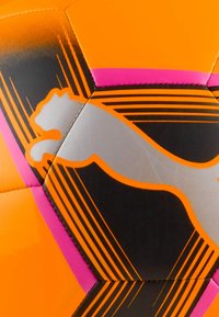 Pomarańczowa piłka do piłki nożnej z czarnymi i różowymi akcentami, z srebrnym logo. Powierzchnia ma teksturowany wzór z heksagonalnymi panelami.