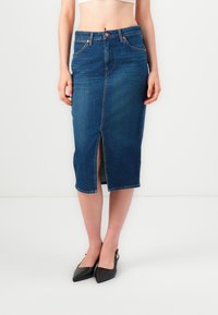 Džinsinės pieštuko sijonas, tamsiai mėlynas, vidutinio ilgio su priekinėmis plyšio detalėmis. Turintis klasikinį penkių kišenių dizainą ir kontrastingą siuvinėjimą. Lengvas audinys.